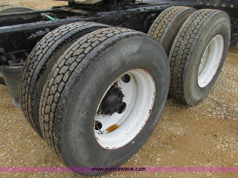 image for item K5096 1999 Sterling A9500 semi truck