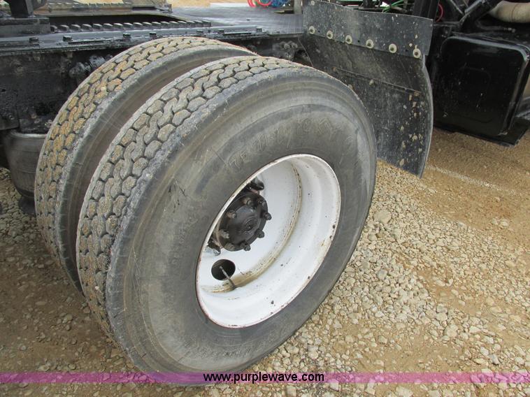 image for item K5096 1999 Sterling A9500 semi truck