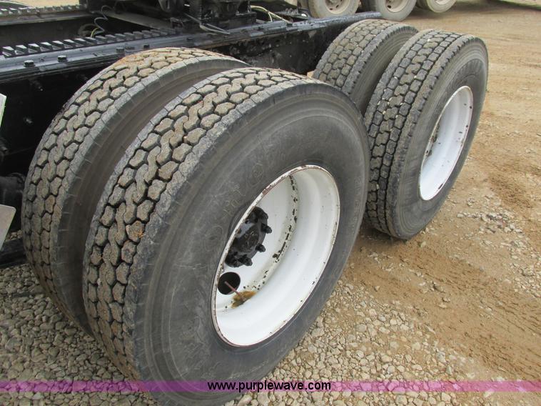 image for item K5096 1999 Sterling A9500 semi truck