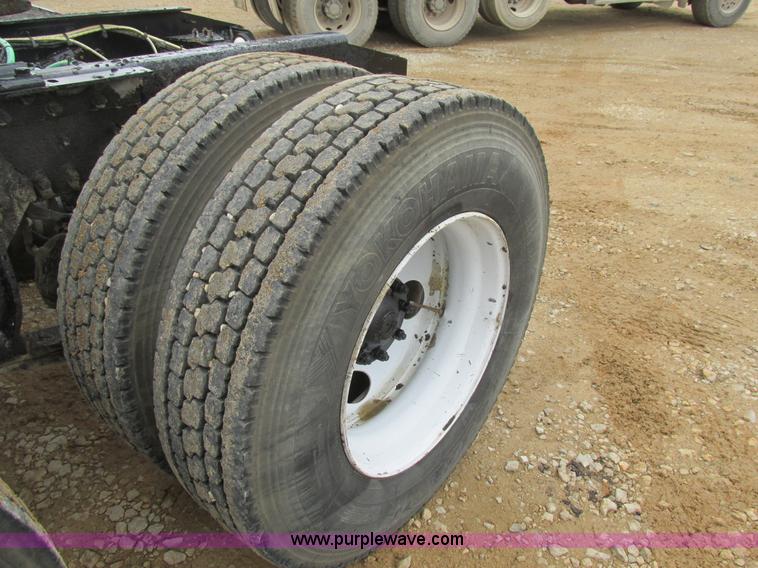 image for item K5096 1999 Sterling A9500 semi truck