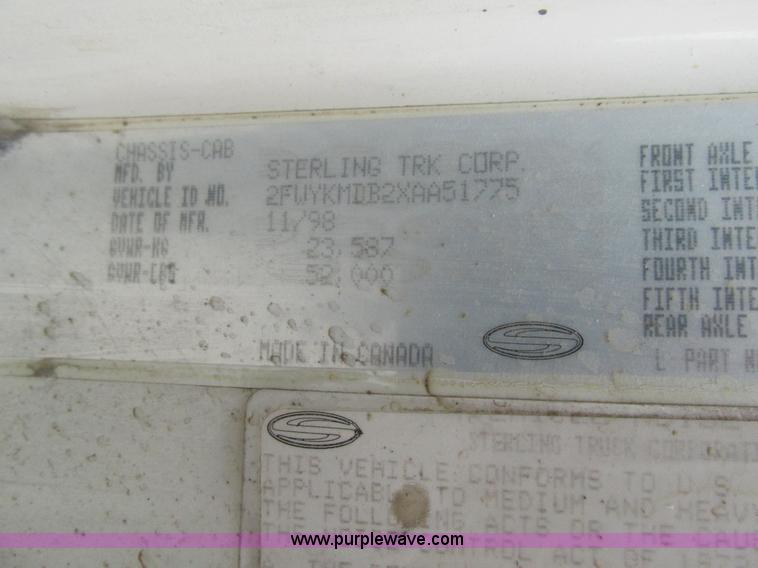 image for item K5096 1999 Sterling A9500 semi truck