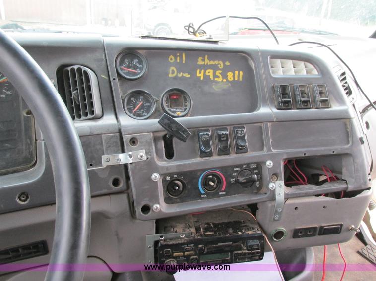 image for item K5096 1999 Sterling A9500 semi truck