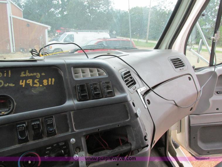 image for item K5096 1999 Sterling A9500 semi truck