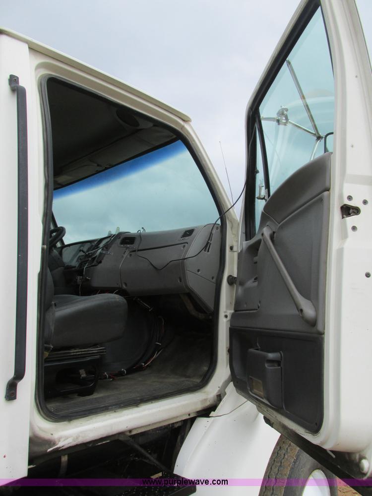 image for item K5096 1999 Sterling A9500 semi truck