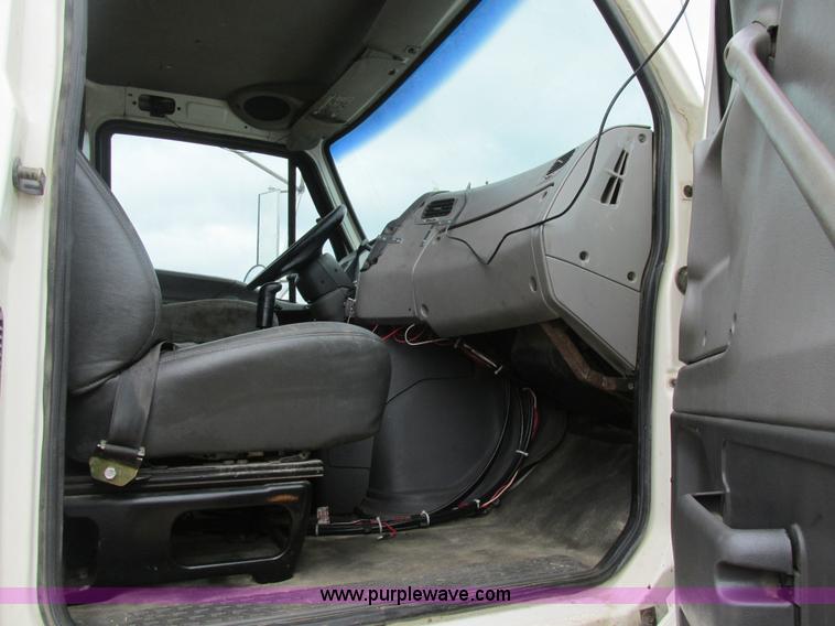 image for item K5096 1999 Sterling A9500 semi truck