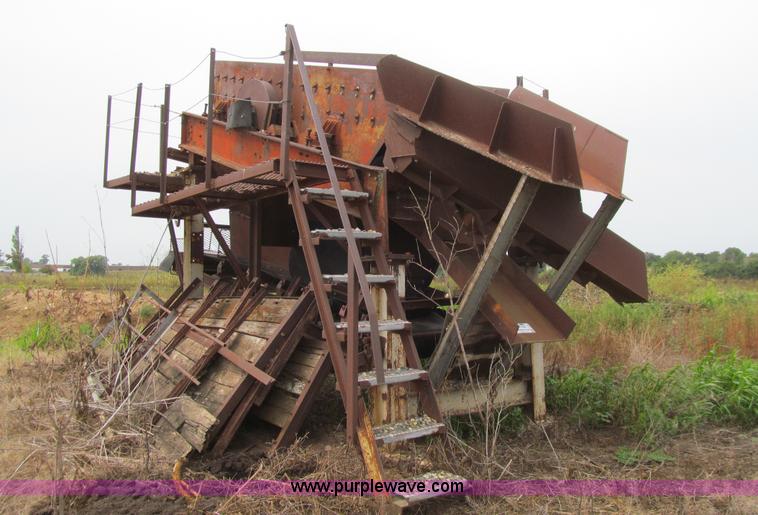 image for item K6306 Pioneer 1948 three deck vibratory screen