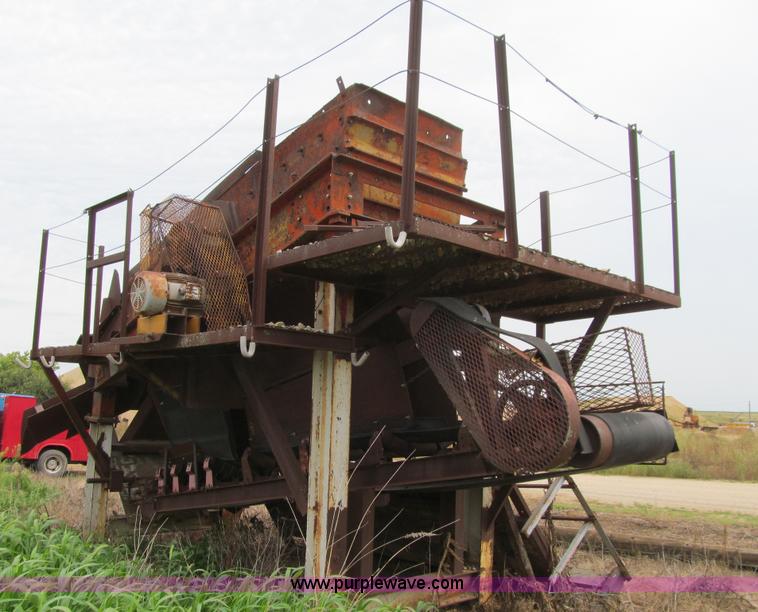 image for item K6306 Pioneer 1948 three deck vibratory screen