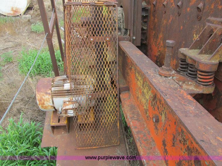 image for item K6306 Pioneer 1948 three deck vibratory screen