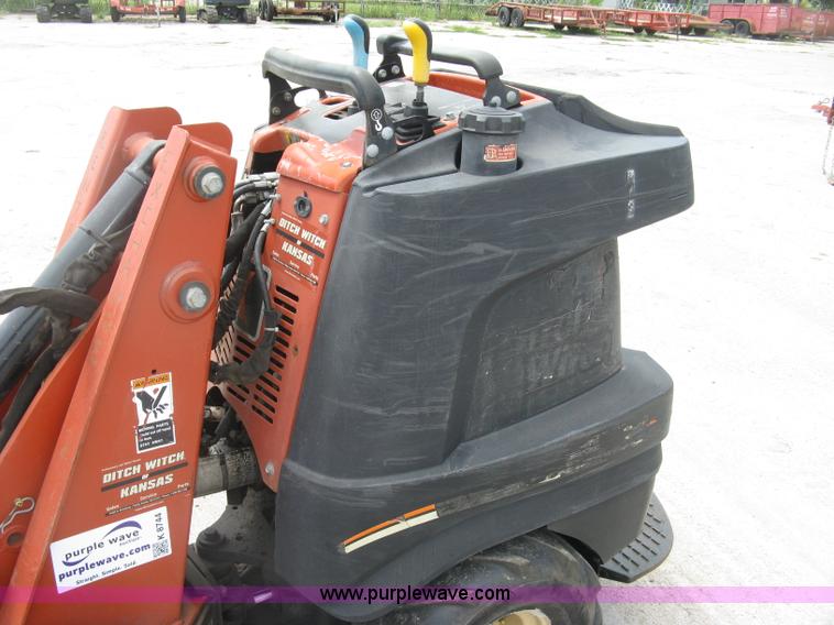 image for item K8744 2008 Ditch Witch Zahn R300 compact utility loader