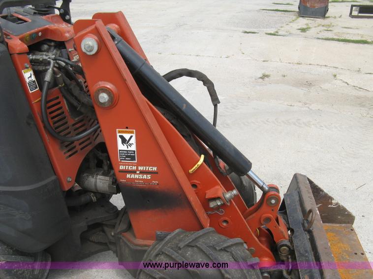 image for item K8744 2008 Ditch Witch Zahn R300 compact utility loader