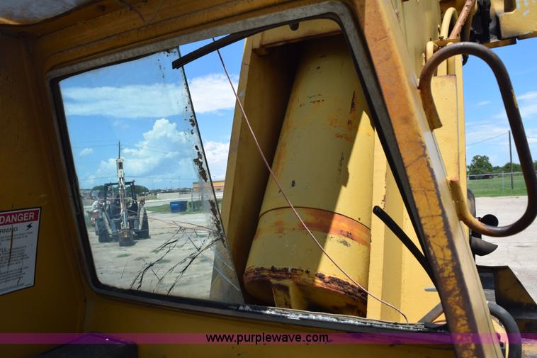 image for item L5789 1982 Galion 150A hydraulic crane