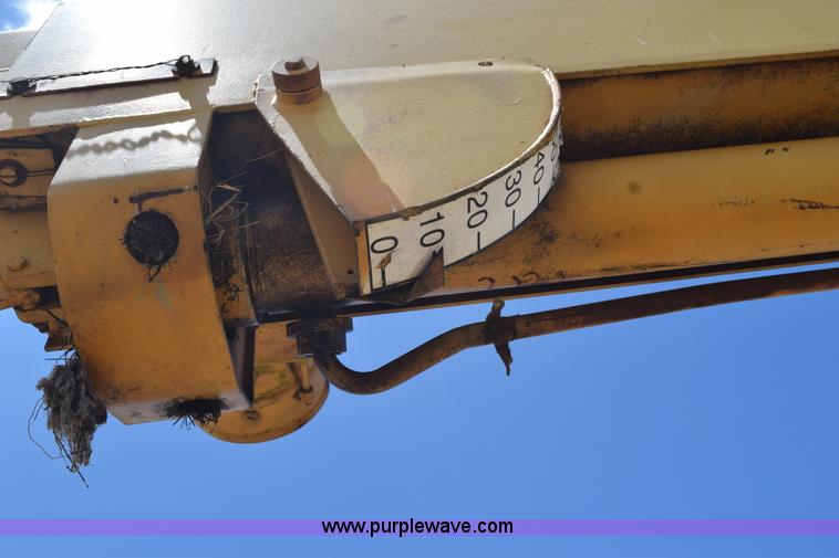 image for item L5789 1982 Galion 150A hydraulic crane