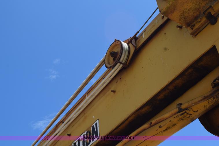 image for item L5789 1982 Galion 150A hydraulic crane