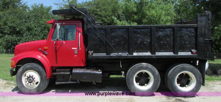 image for item R9420 1991 International 4900 dump truck