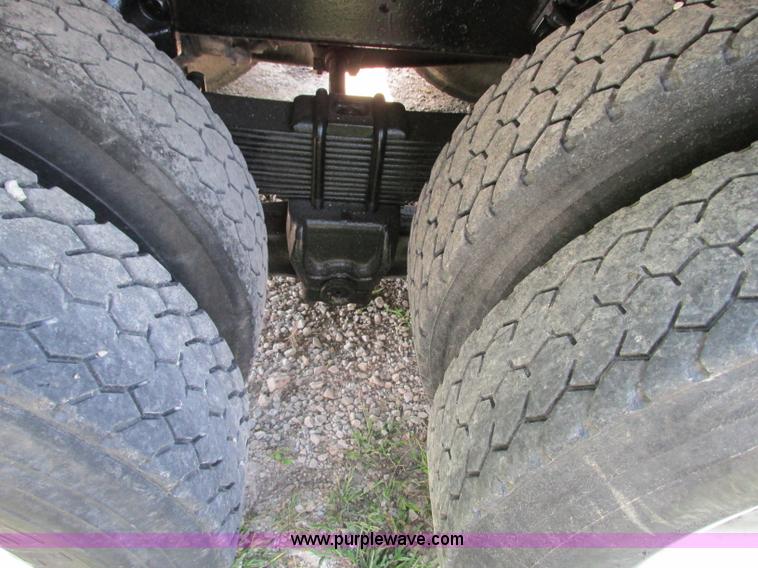 image for item R9420 1991 International 4900 dump truck