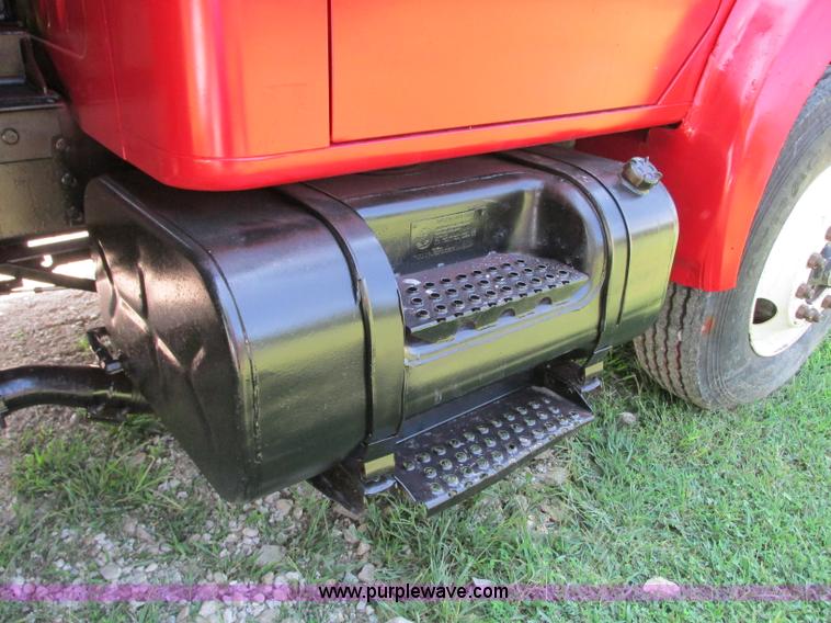 image for item R9420 1991 International 4900 dump truck