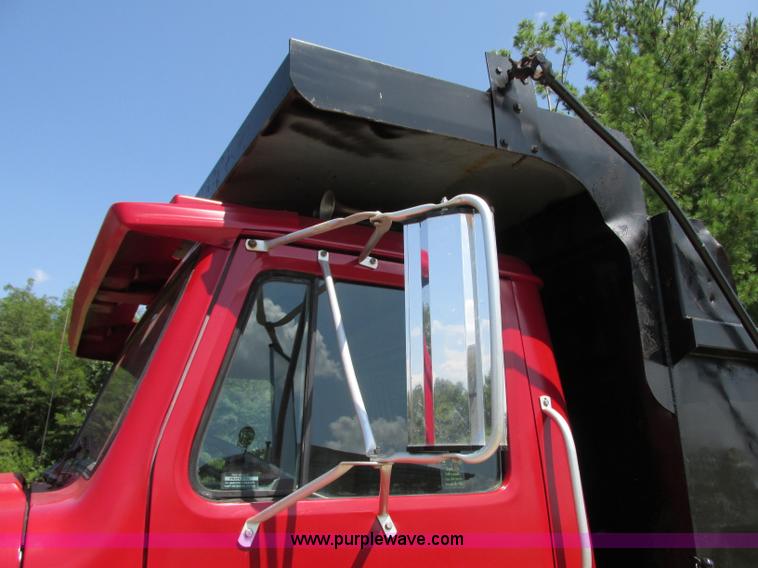 image for item R9420 1991 International 4900 dump truck