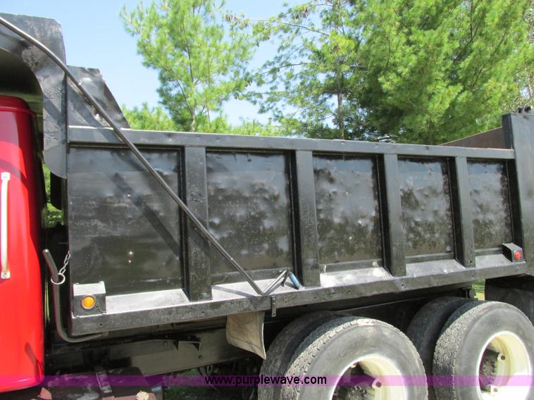 image for item R9420 1991 International 4900 dump truck