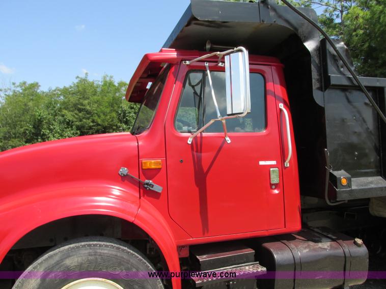 image for item R9420 1991 International 4900 dump truck