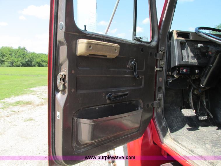 image for item R9420 1991 International 4900 dump truck