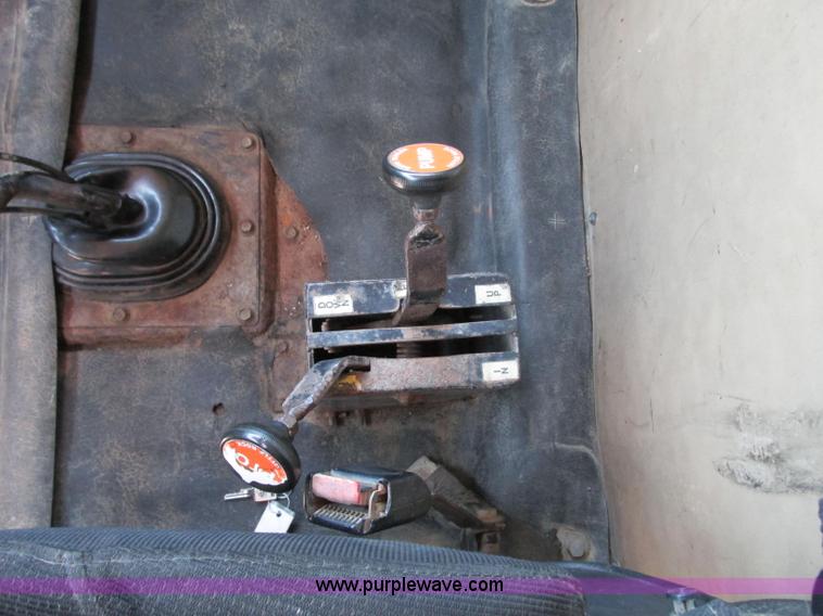 image for item R9420 1991 International 4900 dump truck