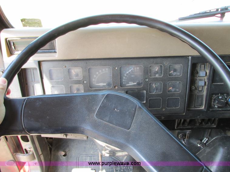 image for item R9420 1991 International 4900 dump truck