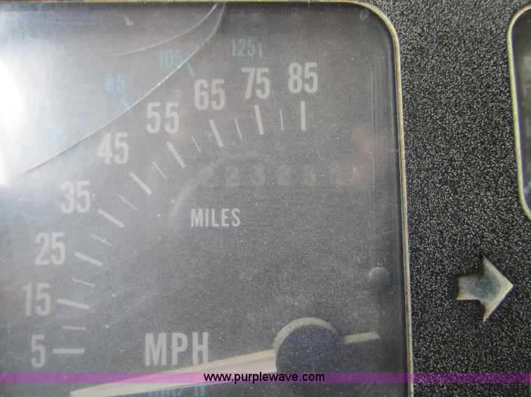 image for item R9420 1991 International 4900 dump truck