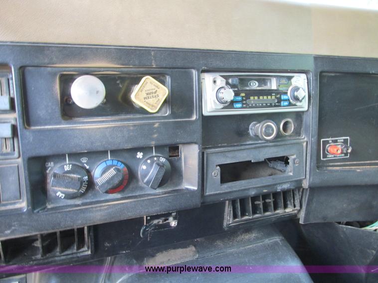 image for item R9420 1991 International 4900 dump truck