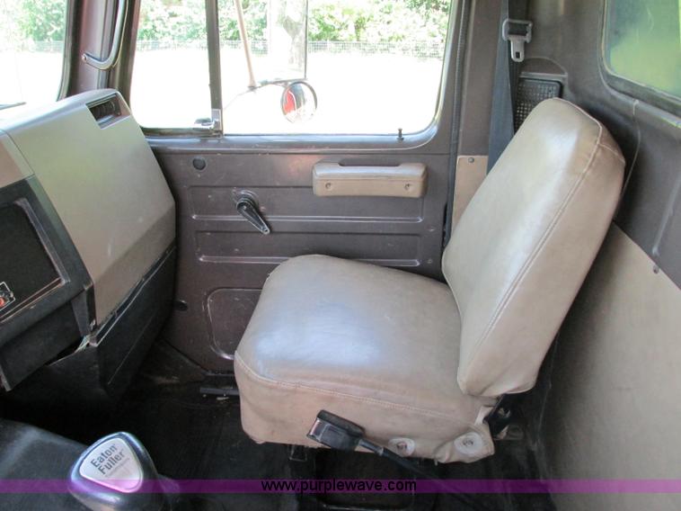 image for item R9420 1991 International 4900 dump truck