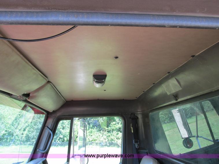 image for item R9420 1991 International 4900 dump truck