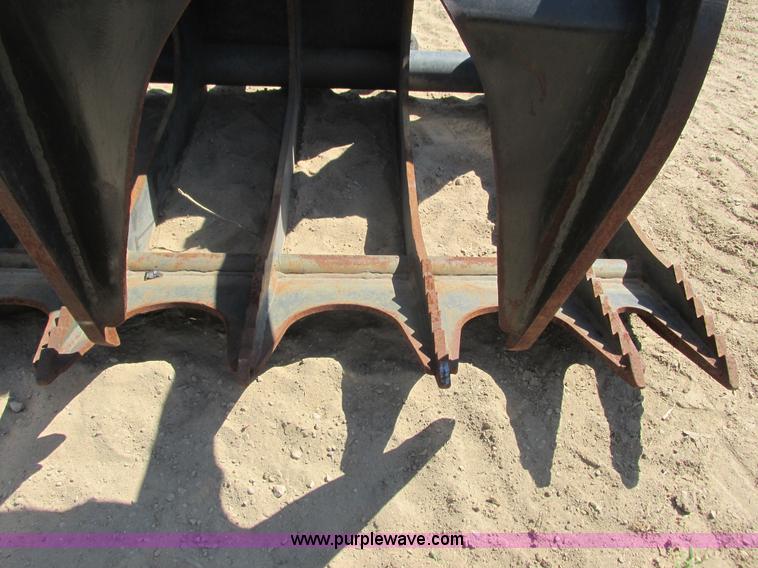image for item K6555 2013 Bobcat GRPL82Root grapple bucket