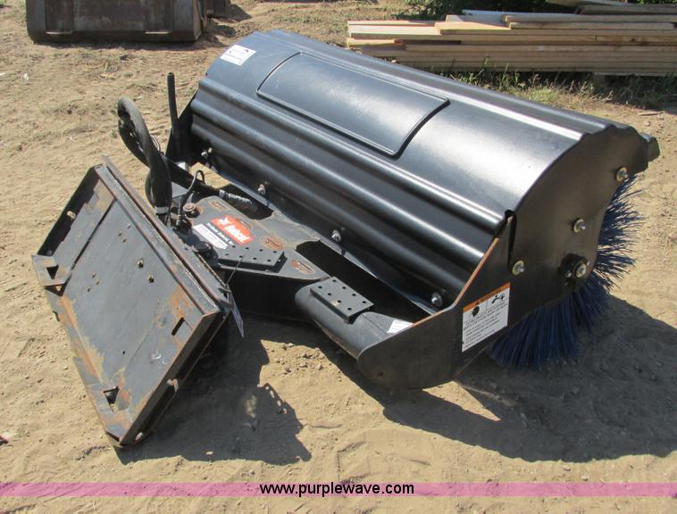 image for item K6560 2009 Bobcat 68 angle broom