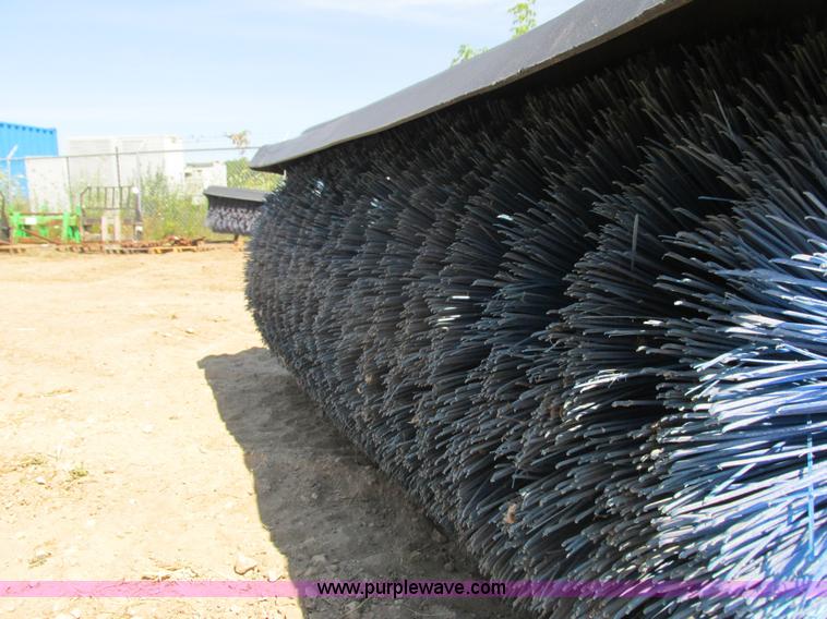 image for item K6560 2009 Bobcat 68 angle broom