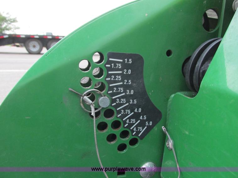 image for item K6582 2013 John Deere 652R Quik Trak lawn mower