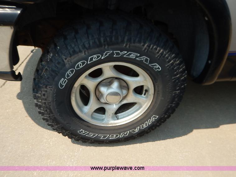 image for item J3585 1997 Ford F150 pickup truck