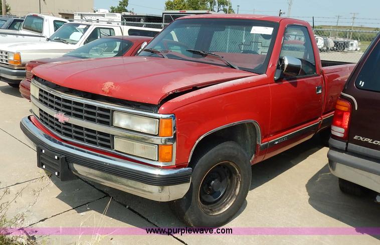 image for item J3591 1992 Chevrolet Silverado 1500 pickup truck