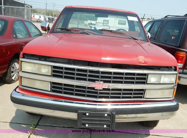 image for item J3591 1992 Chevrolet Silverado 1500 pickup truck