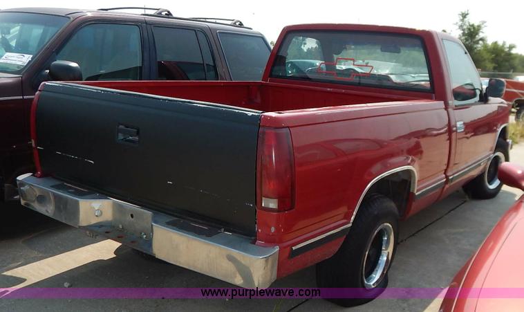image for item J3591 1992 Chevrolet Silverado 1500 pickup truck
