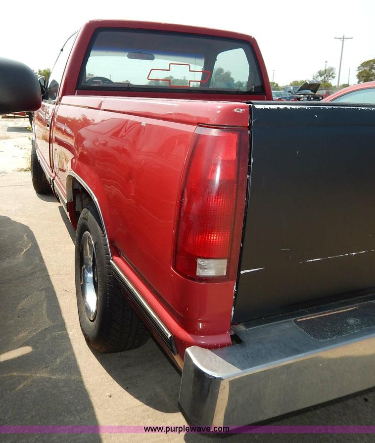 image for item J3591 1992 Chevrolet Silverado 1500 pickup truck