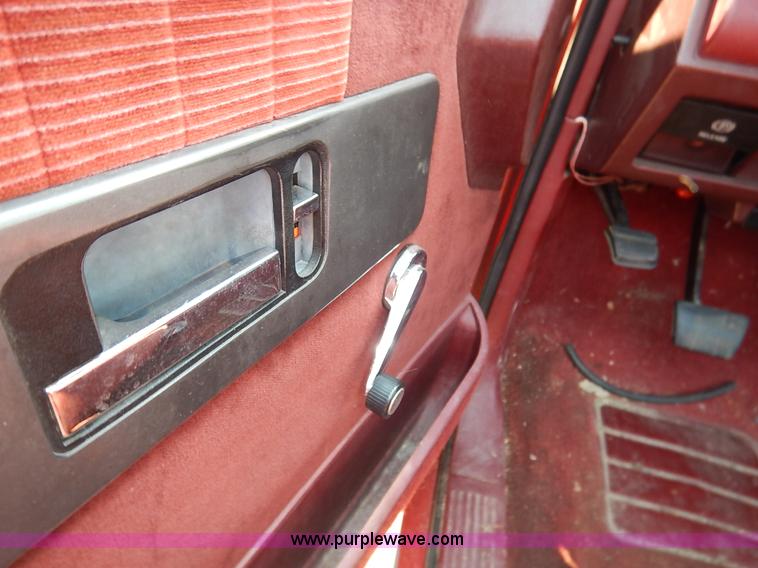 image for item J3591 1992 Chevrolet Silverado 1500 pickup truck