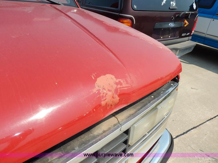 image for item J3591 1992 Chevrolet Silverado 1500 pickup truck