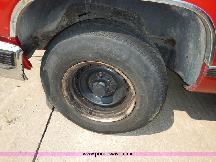 image for item J3591 1992 Chevrolet Silverado 1500 pickup truck