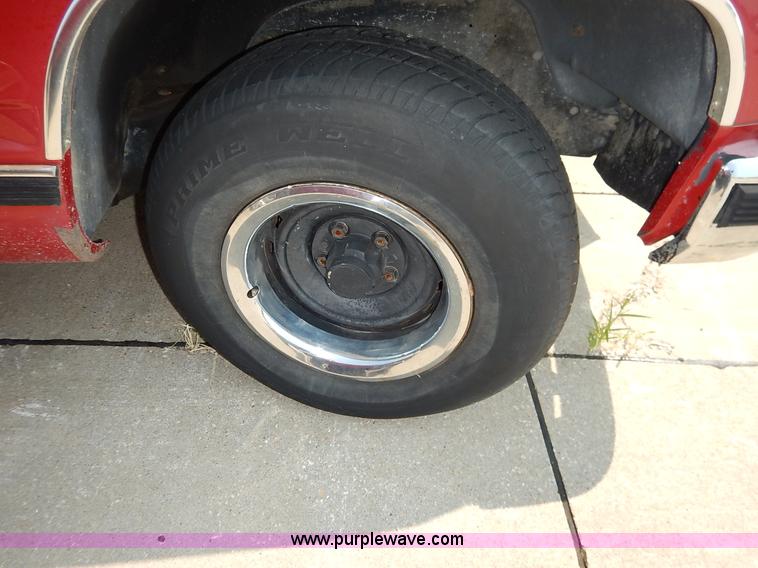 image for item J3591 1992 Chevrolet Silverado 1500 pickup truck