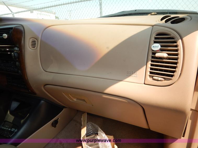 image for item J3597 2000 Mercury Mountaineer SUV