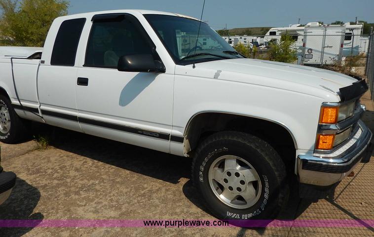 image for item J3603 1995 Chevrolet 1500 Ext. Cab pickup truck