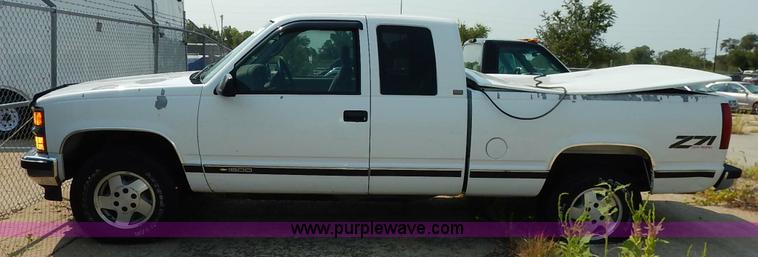 image for item J3603 1995 Chevrolet 1500 Ext. Cab pickup truck