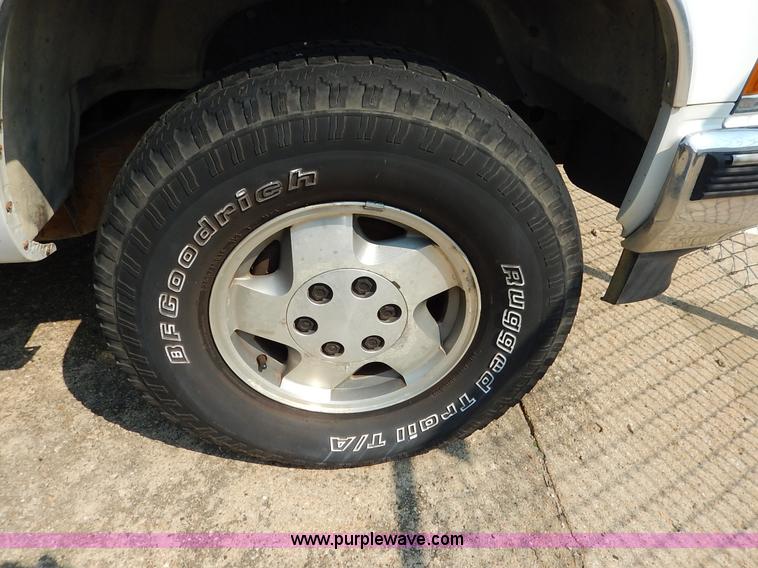 image for item J3603 1995 Chevrolet 1500 Ext. Cab pickup truck