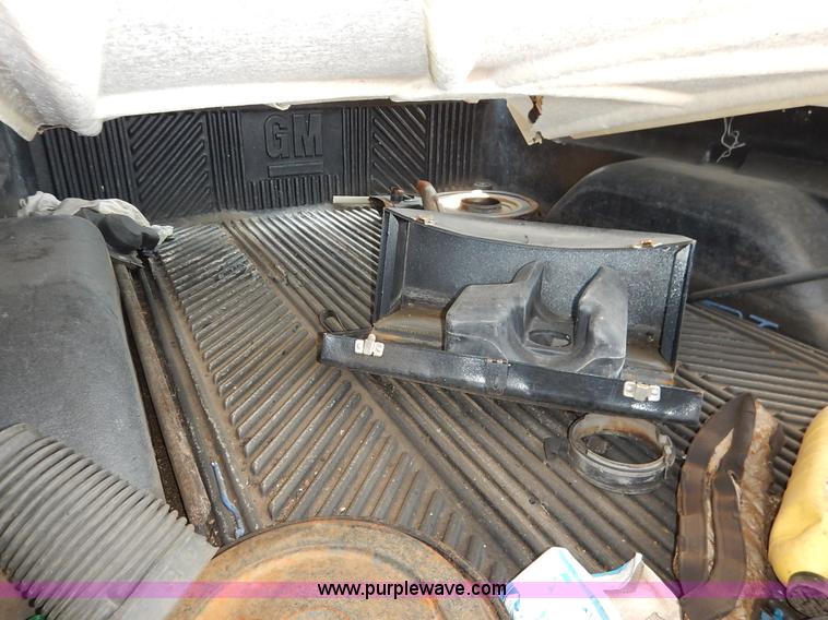 image for item J3603 1995 Chevrolet 1500 Ext. Cab pickup truck