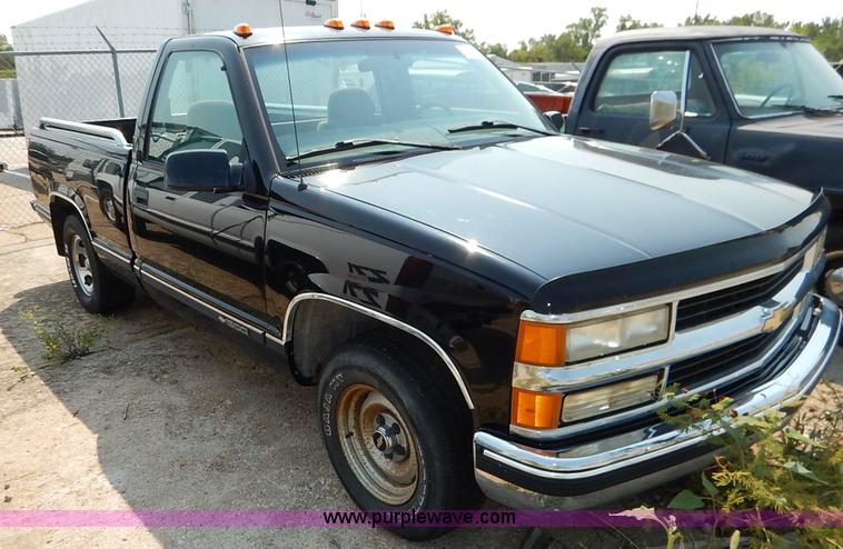image for item J3604 1998 Chevrolet 1500 pickup truck