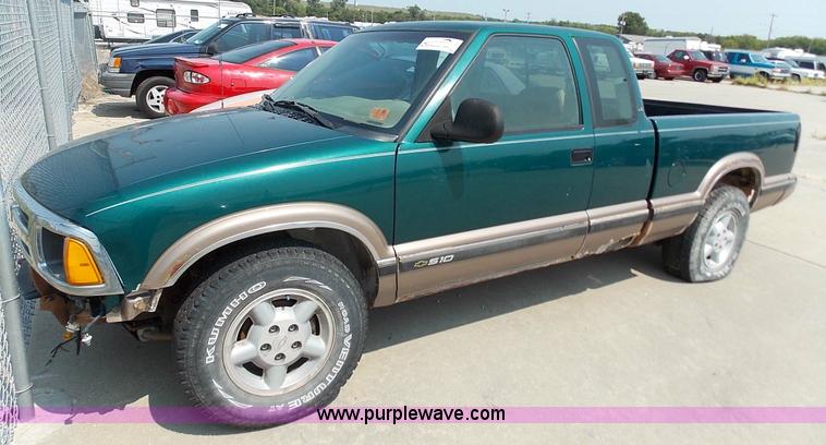 image for item J3691 1996 Chevrolet S10 Ext. Cab pickup truck
